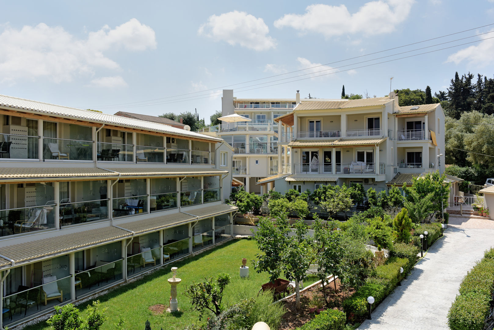 Palapart Gikas Studios & Suites image 1