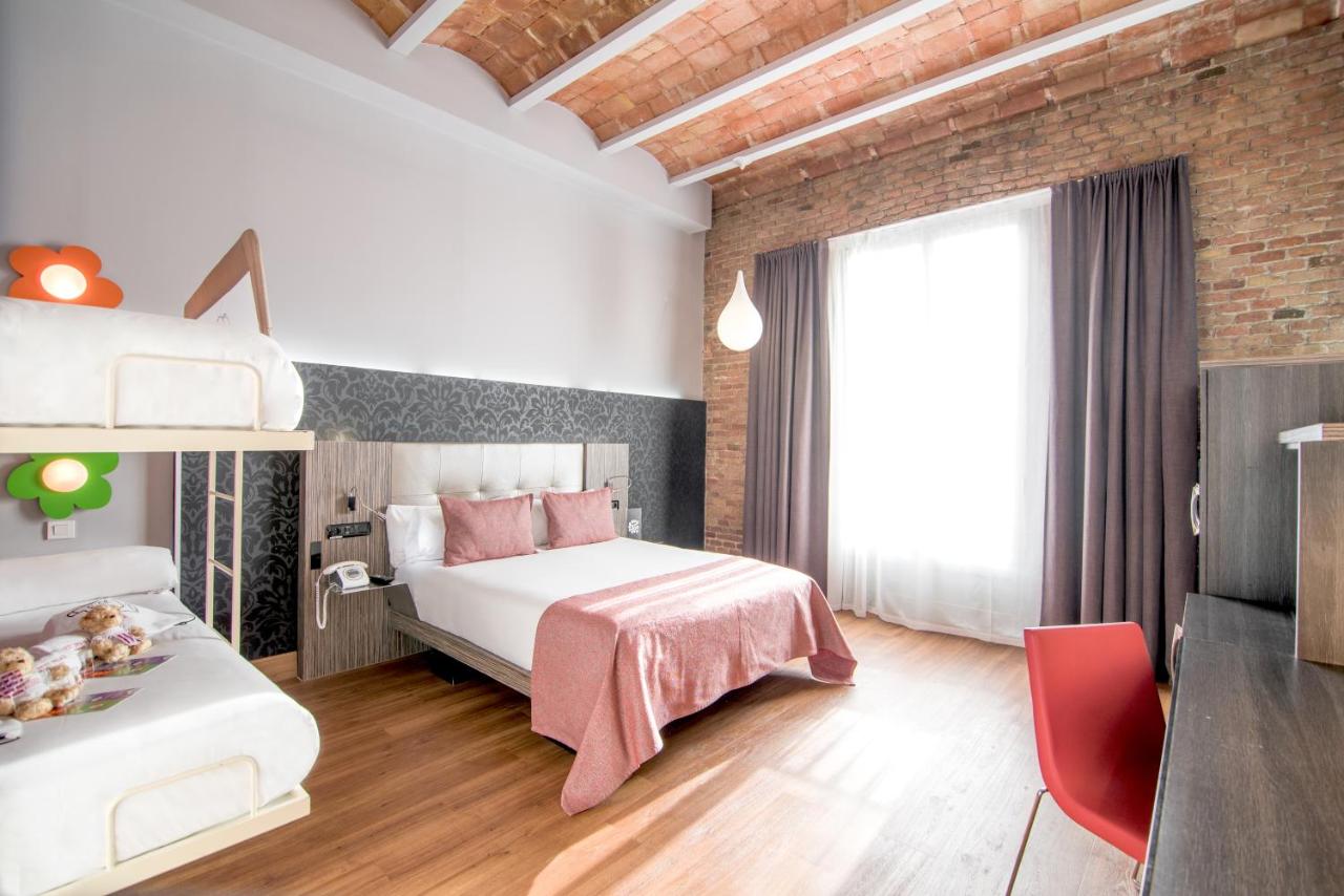 een slaapkamer met een wit bed en een rode stoel bij Petit Palace Museum in Barcelona