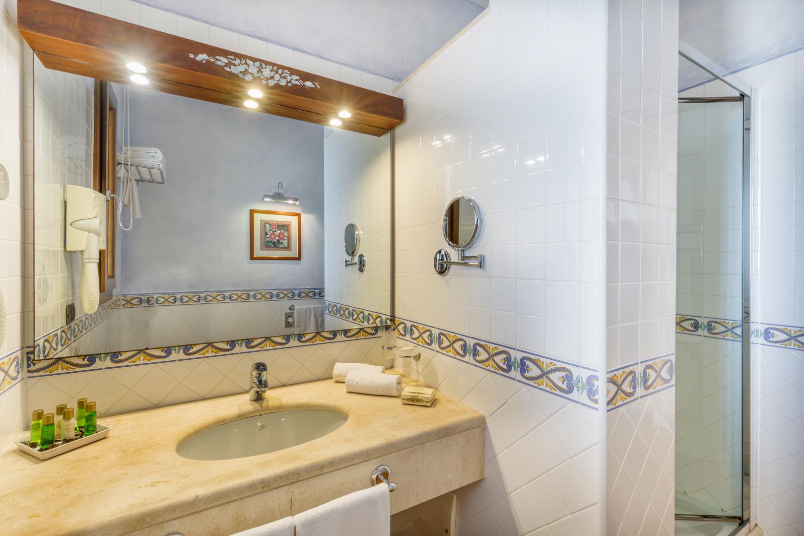 Badkamer met ligbad — La Vecchia Fonte
