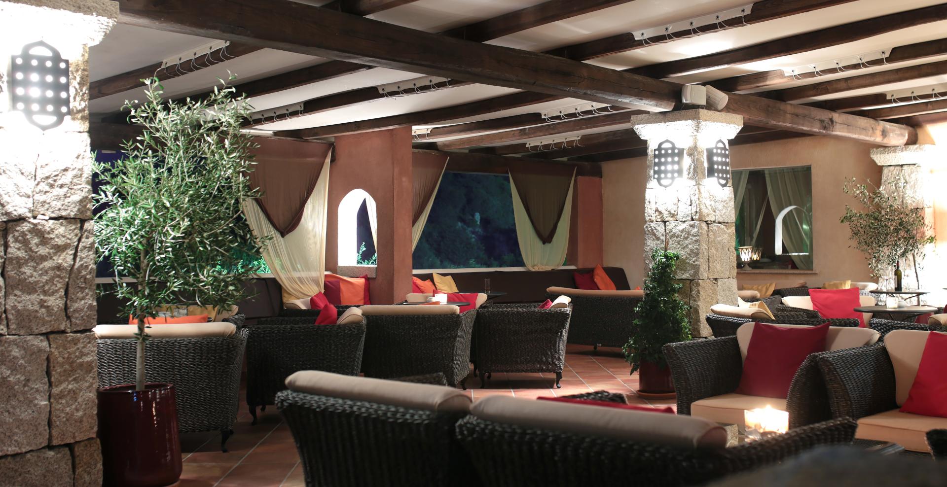 Restaurant met gedekte tafels — CPH Pevero Hotel