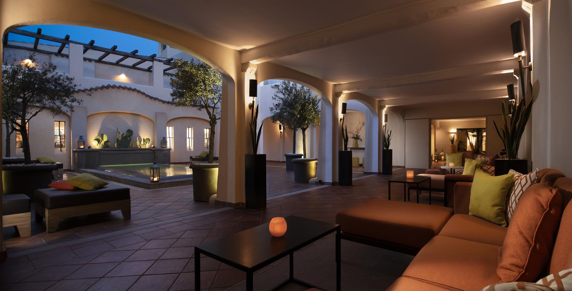 Binnenplaats — CPH Pevero Hotel