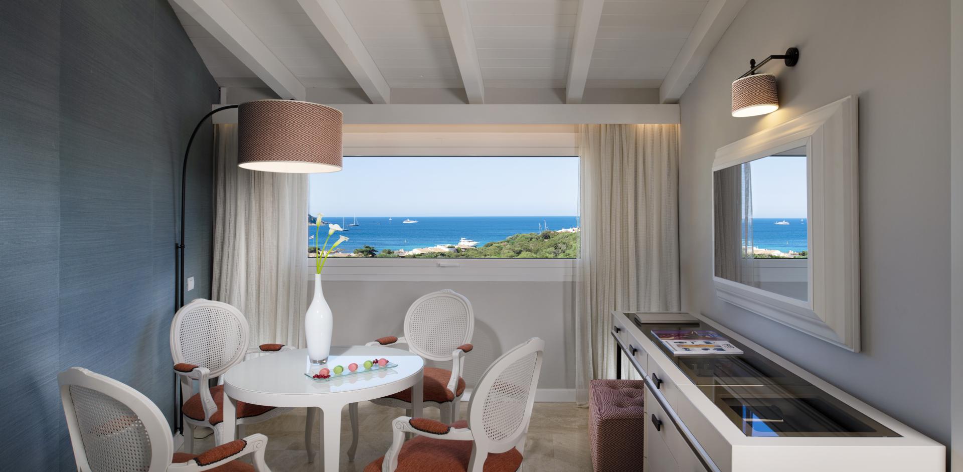 Privéstrand met parasols — CPH Pevero Hotel