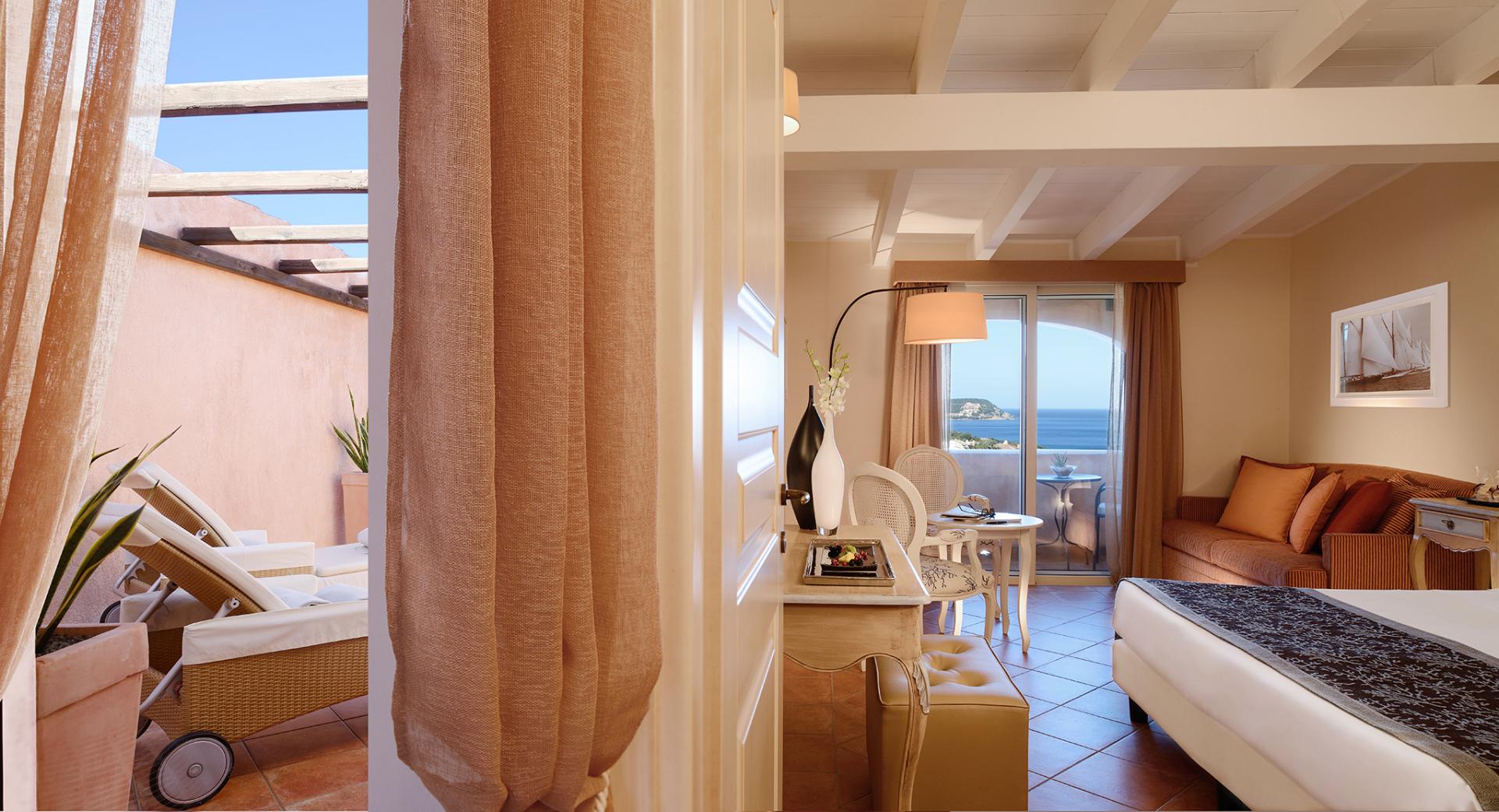 Privéstrand met parasols — CPH Pevero Hotel