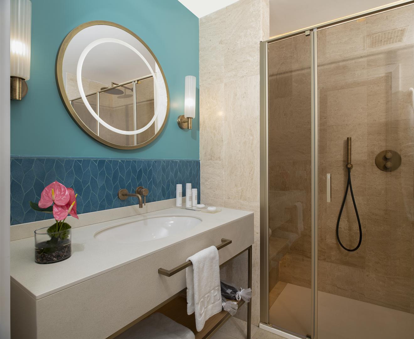 Badkamer met ligbad — CPH Pevero Hotel