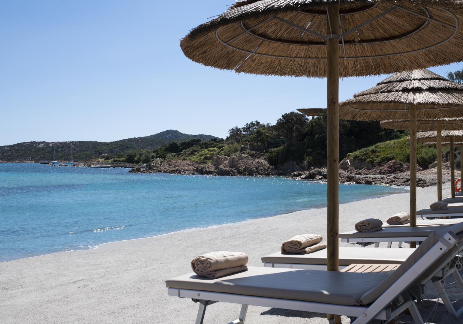 Privéstrand met parasols — CPH Pevero Hotel