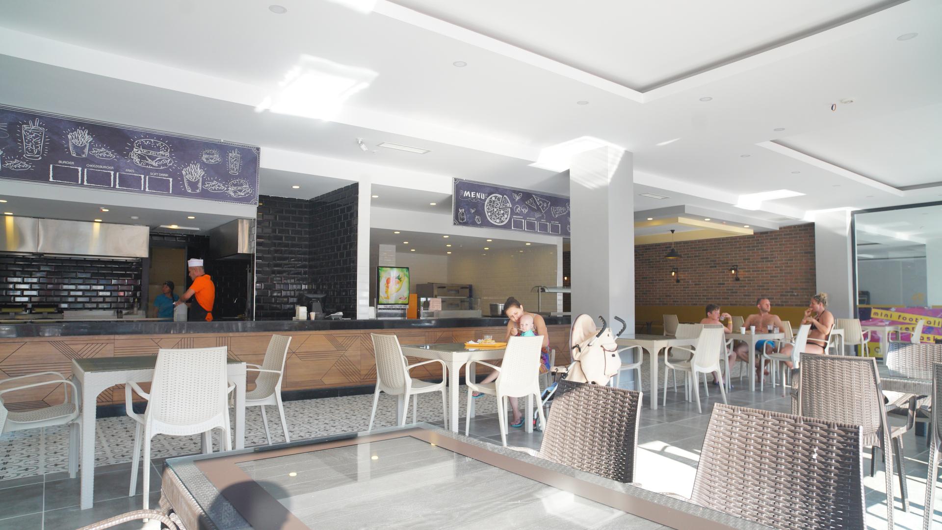 Club Aqua Plaza image 3
