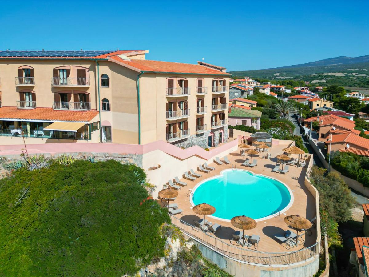Een luchtfoto van een hotel met een zwembad. bij Felix Hotels - Hotel La Baja in Santa Caterina