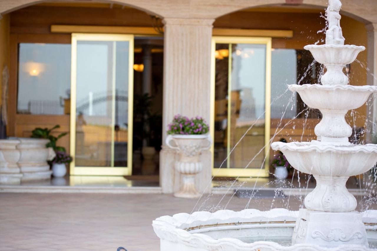 een witte fontein voor een gebouw bij Hotel Villa Romana in Porto Empedocle