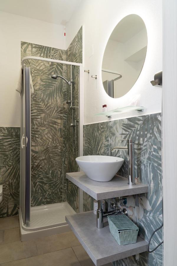 een badkamer met een wastafel en een douche bij THE SUN HOTEL BOUTIQUE NAPOLI in Napels