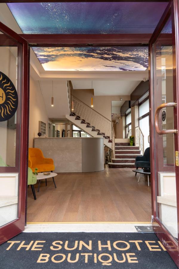 een uitzicht op een lobby met een boetiek in de vorm van een serre bij THE SUN HOTEL BOUTIQUE NAPOLI in Napels