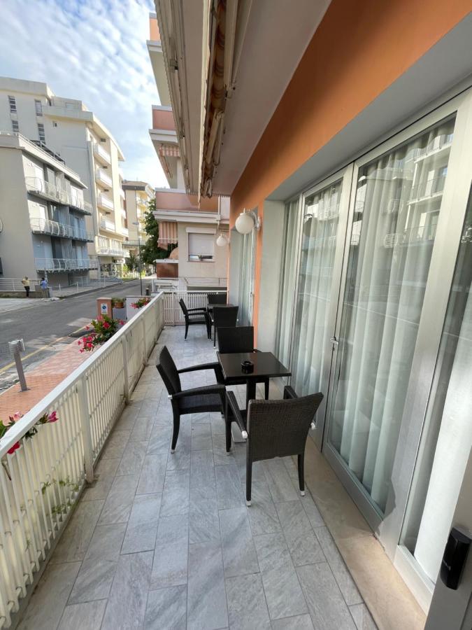 een balkon met stoelen en een tafel op een gebouw bij HOTEL D'ANNUNZIO in Cattolica