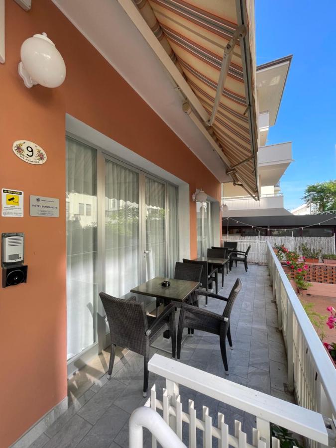 een terras met tafels en stoelen op een balkon bij HOTEL D'ANNUNZIO in Cattolica
