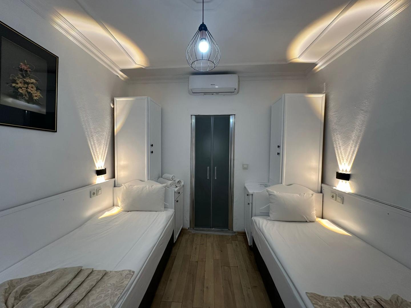 Karyatit Hotel image 1