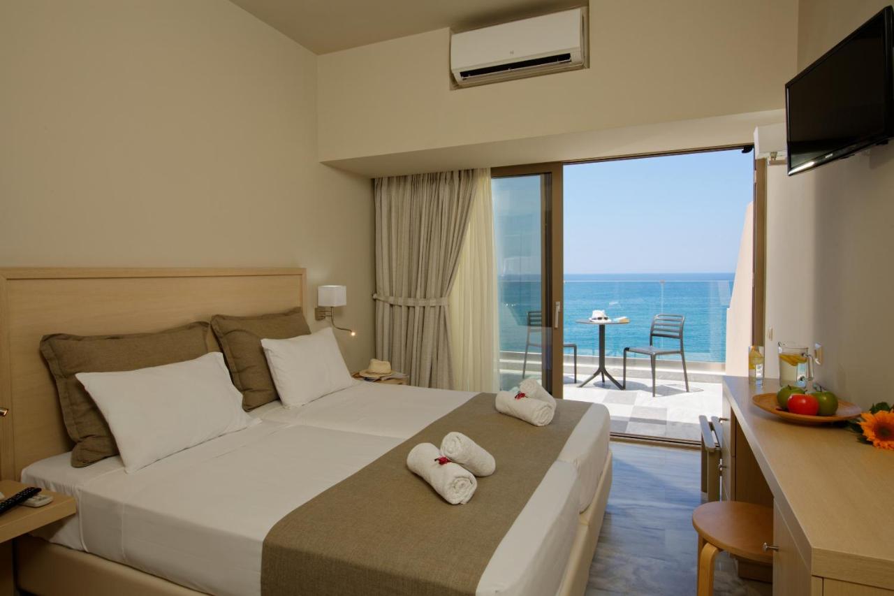 een hotelkamer met een bed en handdoeken erop bij Archipelagos Hotel in Rethimnon