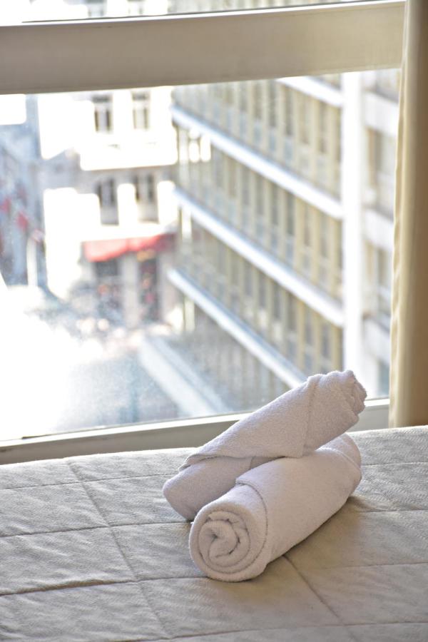 een opgevouwen handdoek die op de vloer voor een raam ligt bij Arethusa Hotel Athens in Athene