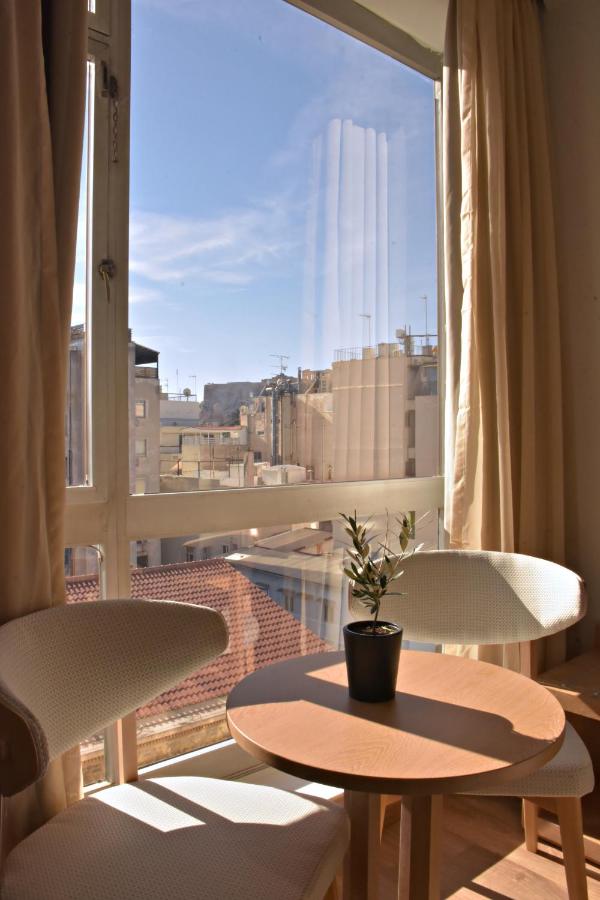 een kamer met uitzicht op de stad vanuit een raam bij Arethusa Hotel Athens in Athene