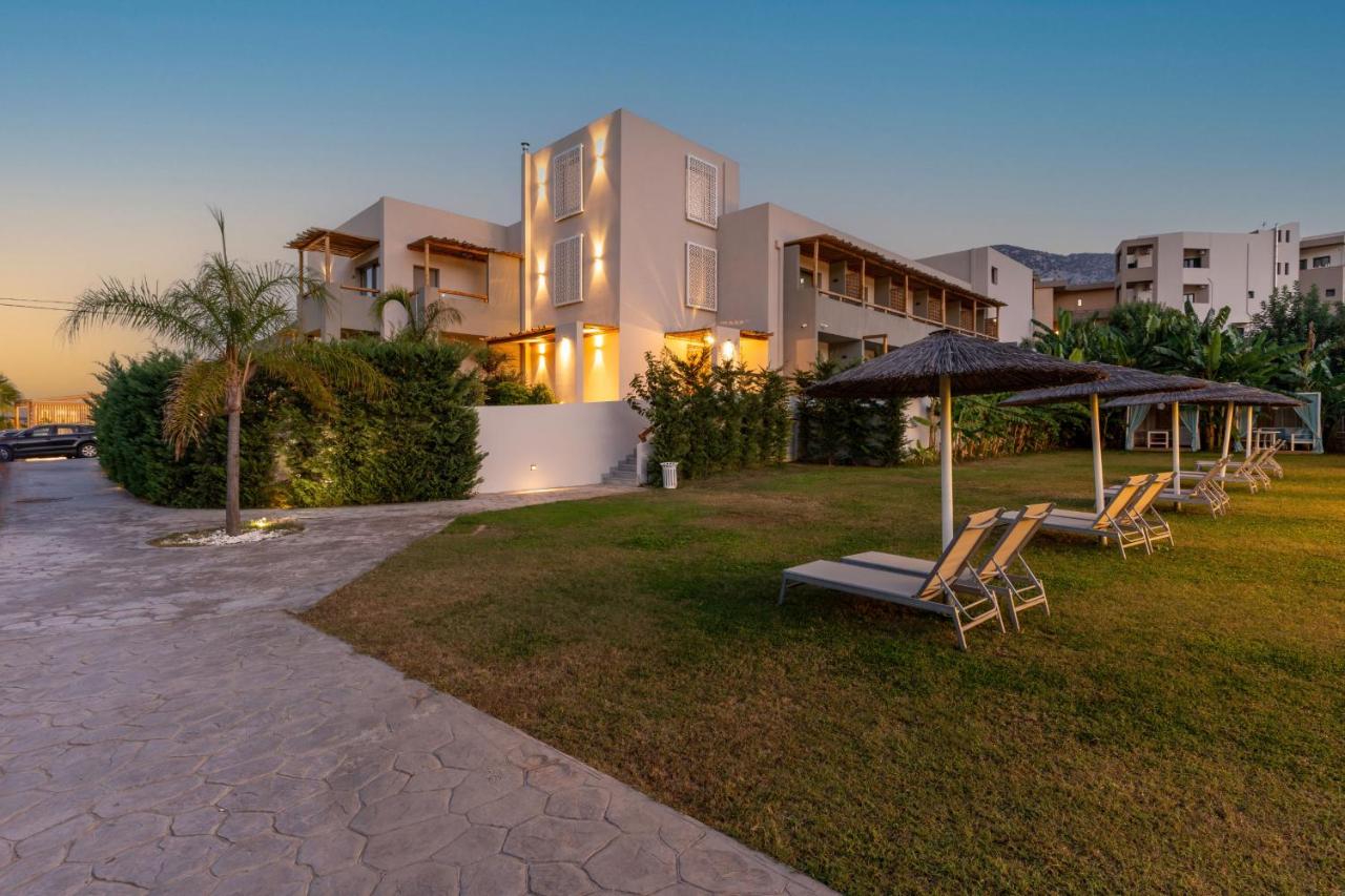 een groep tuinstoelen en parasols voor een gebouw bij Bali Star Resort Hotel in Balíon