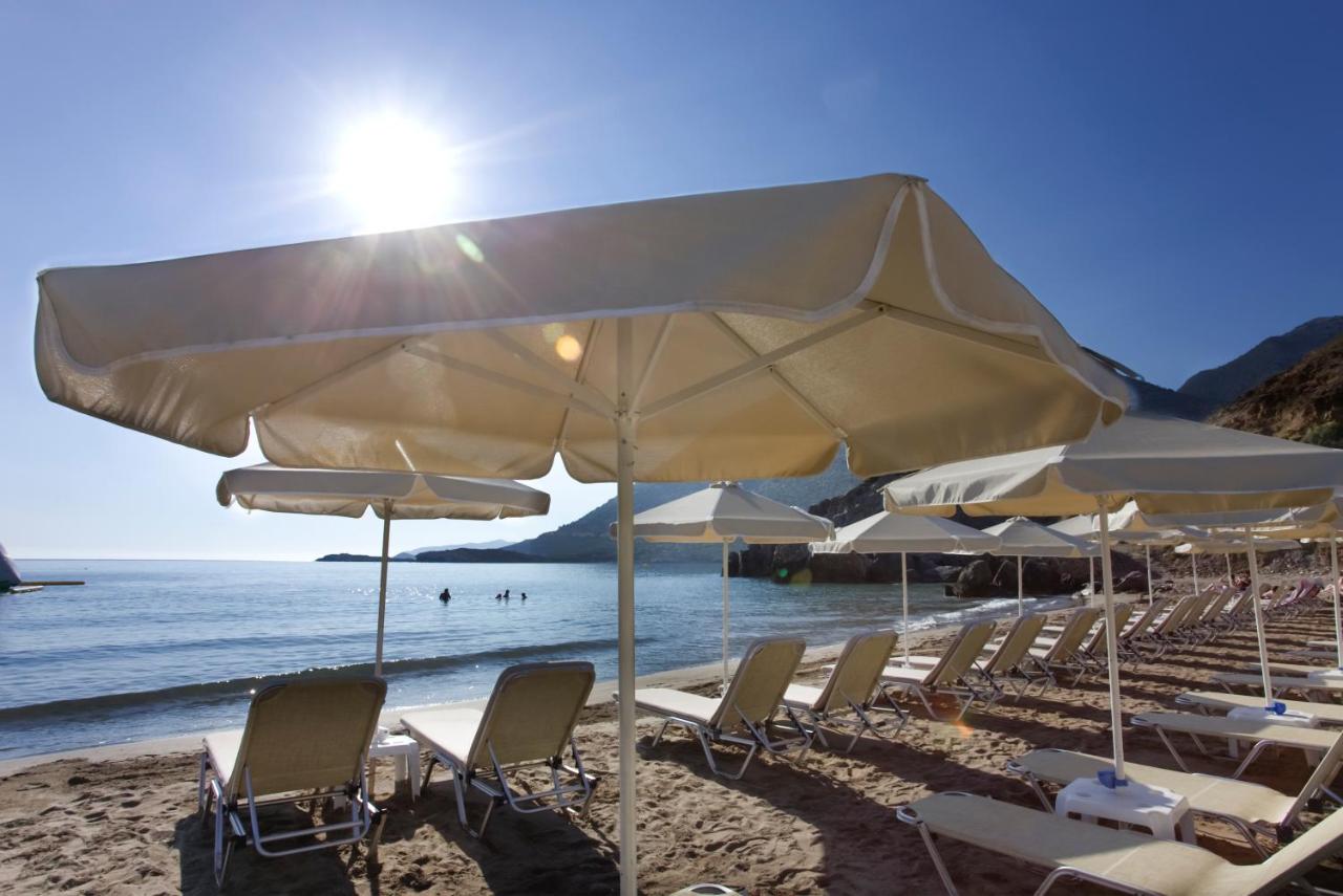 een groep stoelen en parasols op een strand bij Bali Star Resort Hotel in Balíon