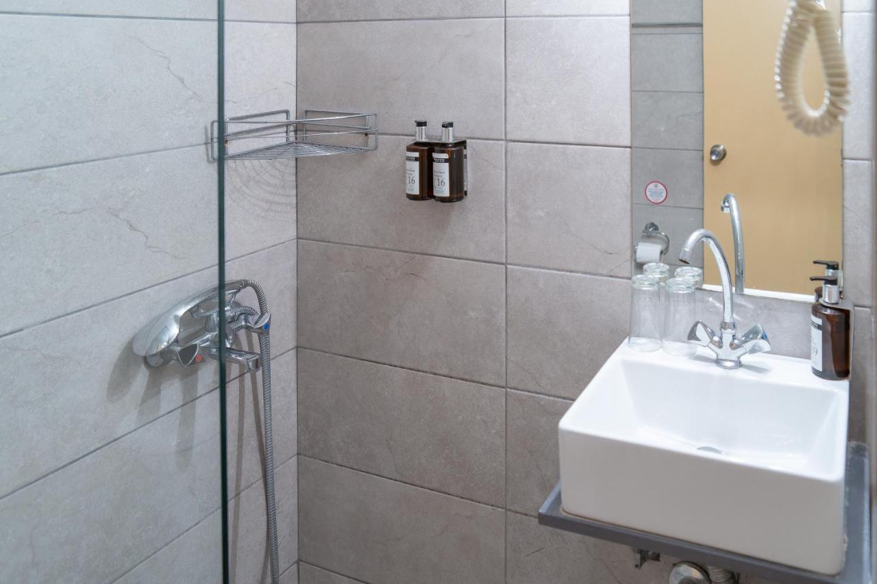 een badkamer met een wastafel en een douche bij Aristea Hotel in Elounda