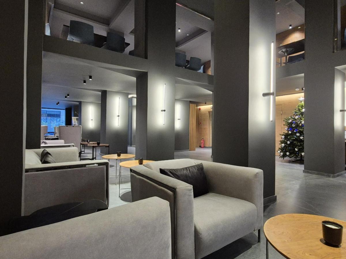 een lobby met banken en tafels en een kerstboom bij Alassia Hotel in Athene