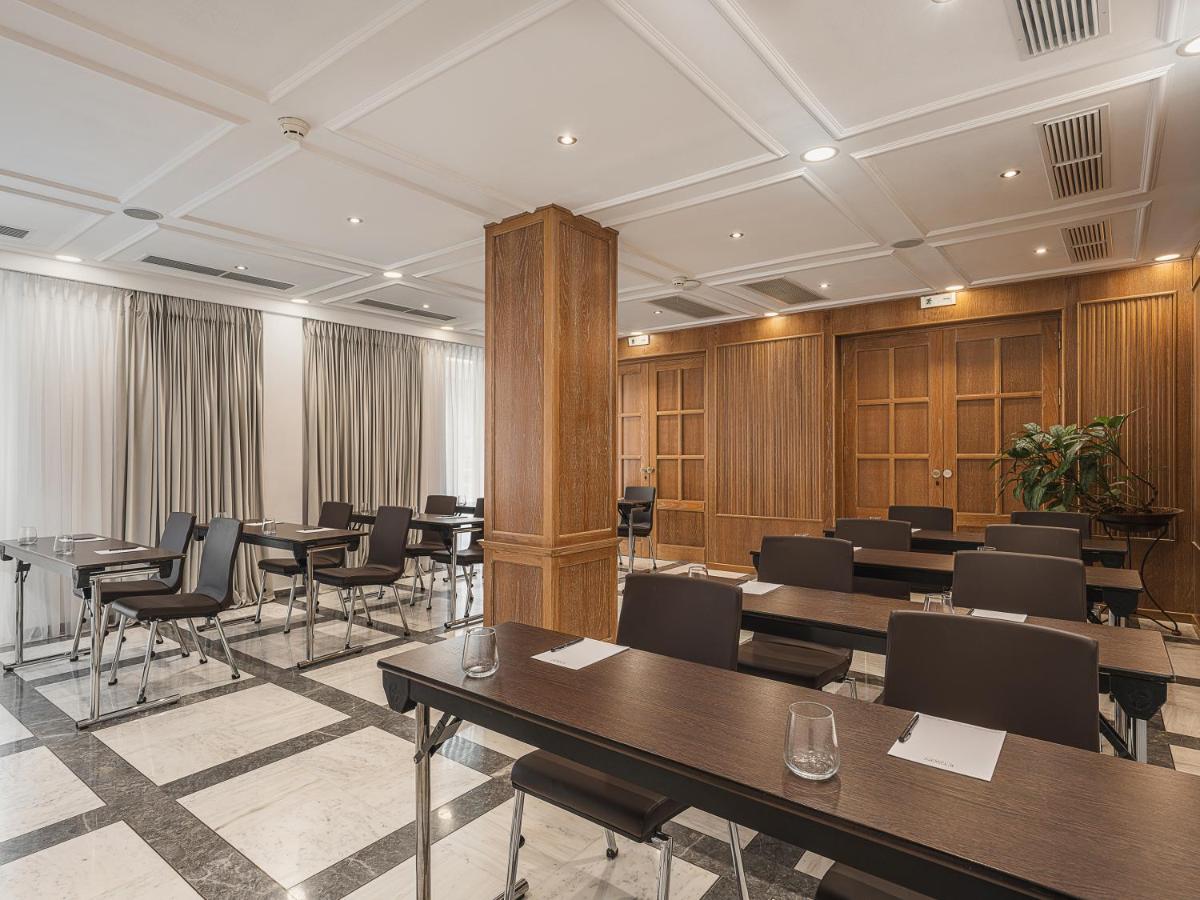 een vergaderzaal met tafels en stoelen erin bij Kydon The Heart City Hotel in Chania