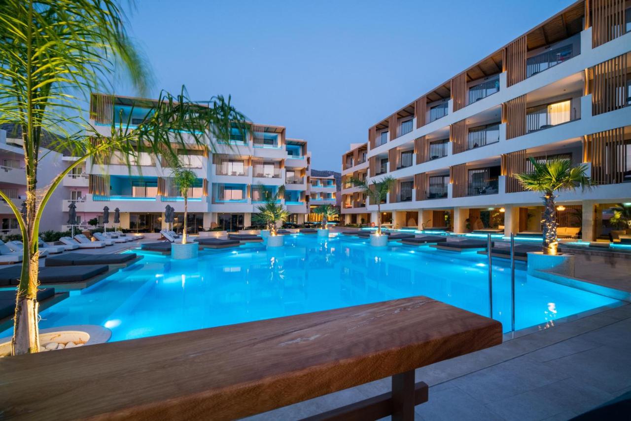 een groot zwembad voor een gebouw bij AKASHA Beach Hotel & Spa in Chersonissos