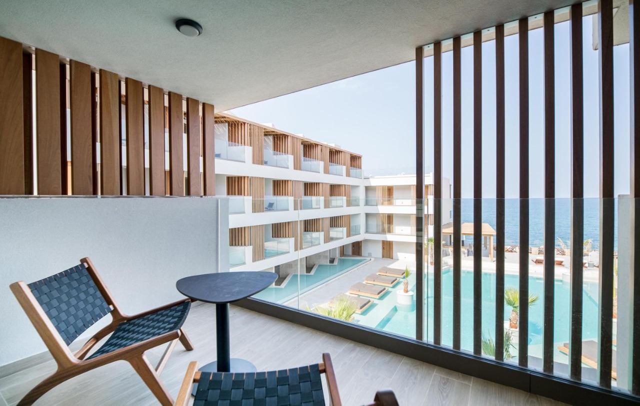 een uitzicht op het zwembad vanaf het balkon van een hotel bij AKASHA Beach Hotel & Spa in Chersonissos