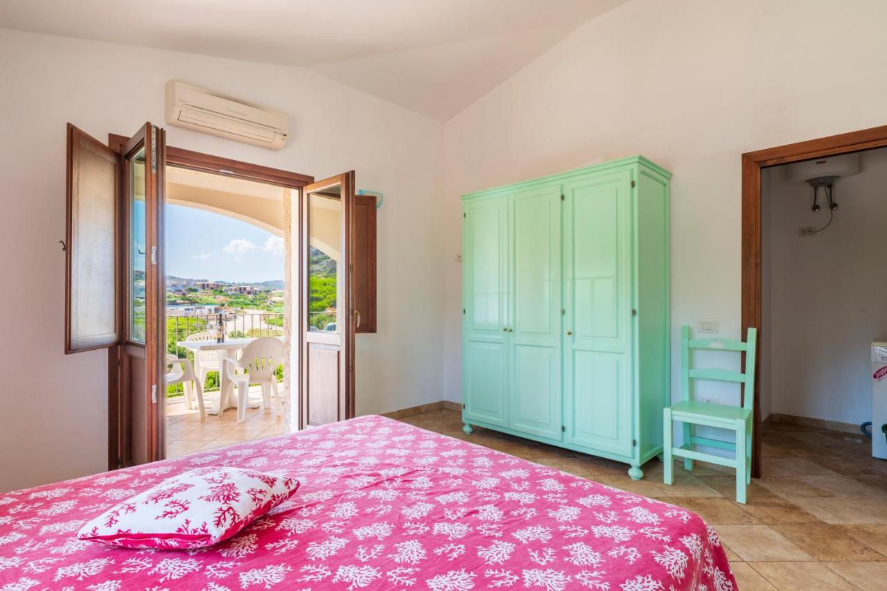 een slaapkamer met een bed en een deur naar een balkon bij Residence Baia Santa Reparata in Santa Teresa Gallura +77 fot