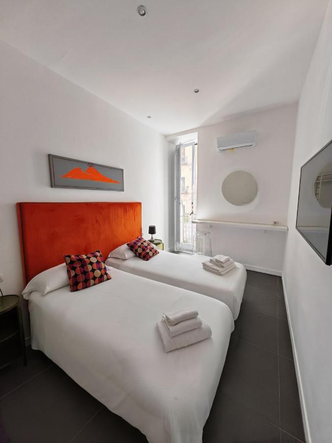 twee bedden die naast elkaar in een kamer staan bij Art Street Hotel in Napels