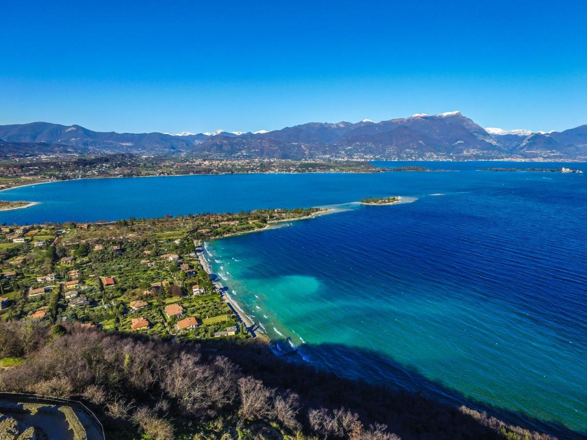 een luchtfoto van een strand en de oceaan bij AHG Donna Silvia Wellness Hotel in Manerba del Garda