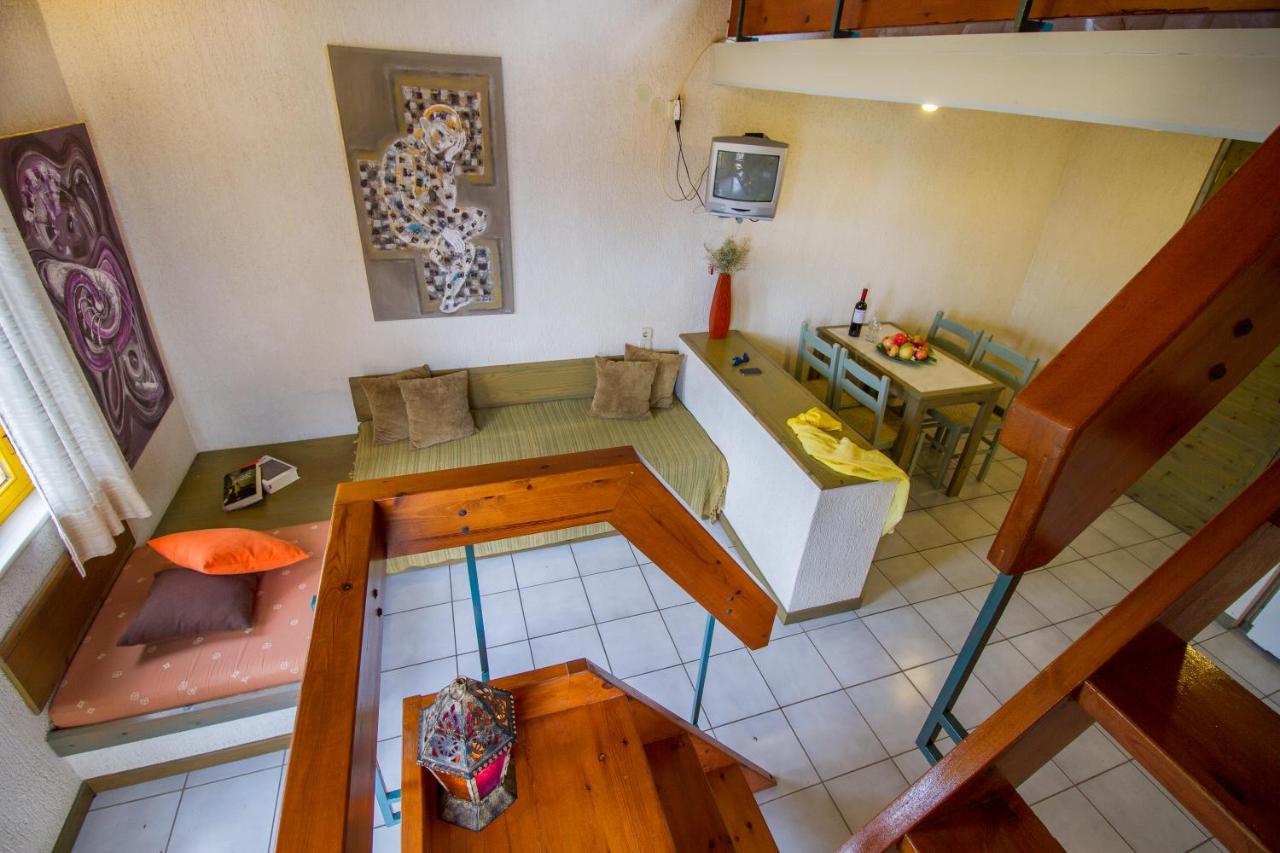 Een bovenaanzicht van een woonkamer en een keuken. bij Lycasti Maisonettes in Tavronitis