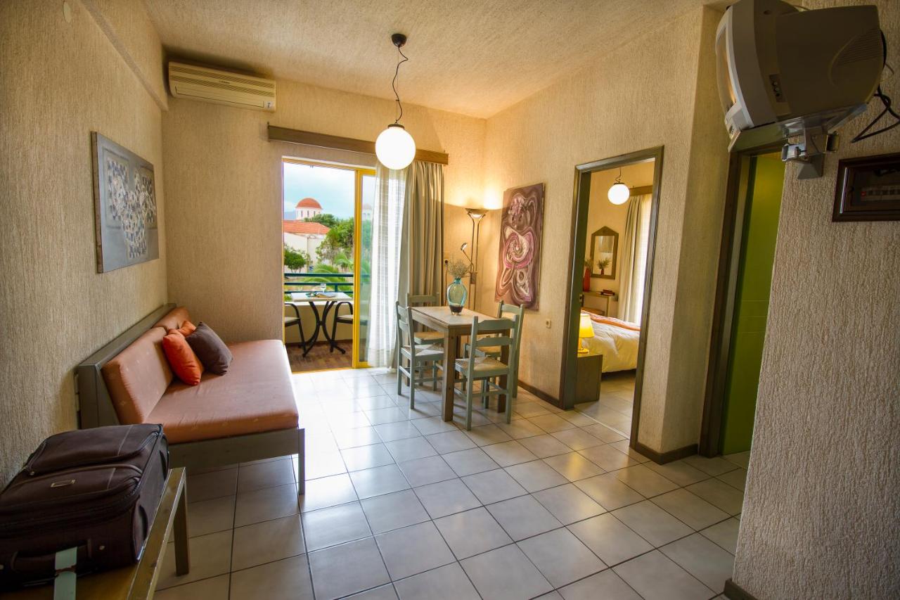 een woonkamer met een bank en een tafel bij Lycasti Maisonettes in Tavronitis