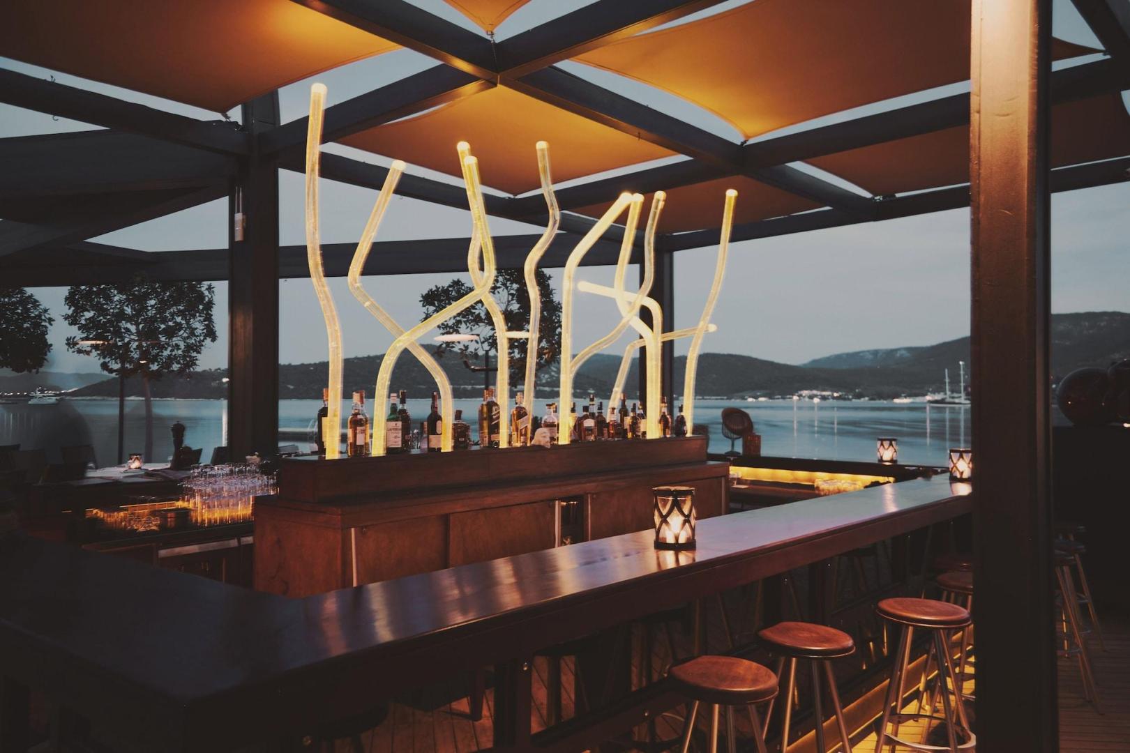 Bar met drankenselectie — No:81 Hotel