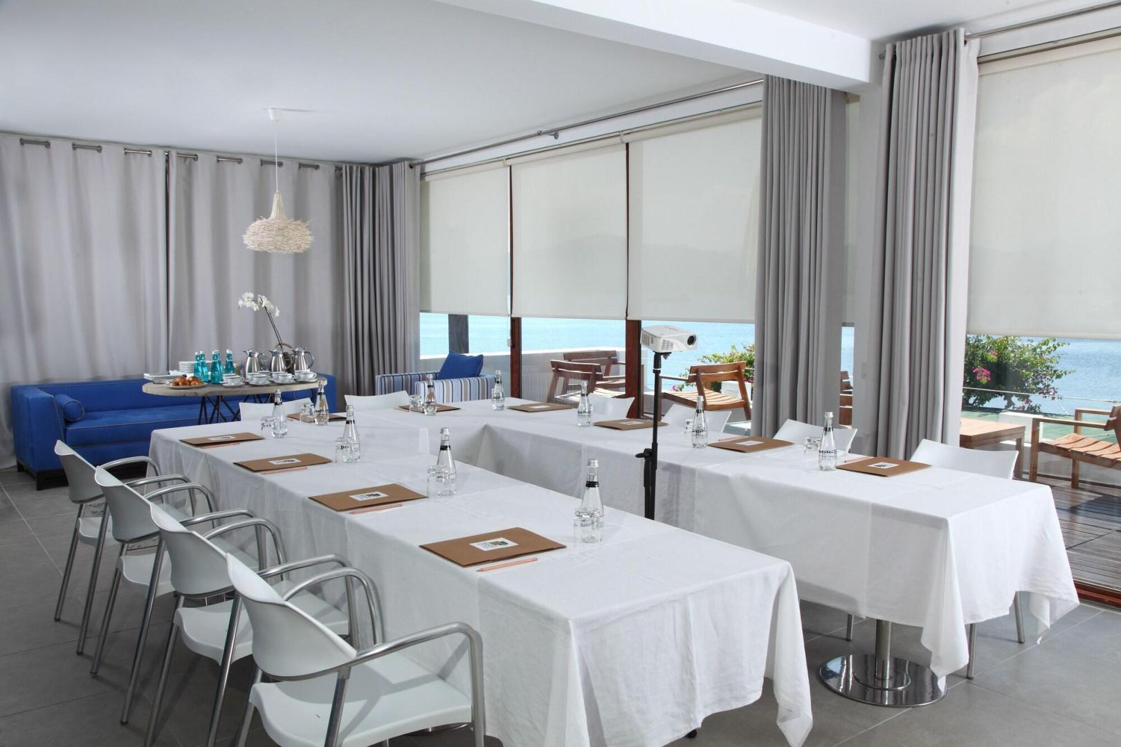 Restaurant met gedekte tafels — No:81 Hotel