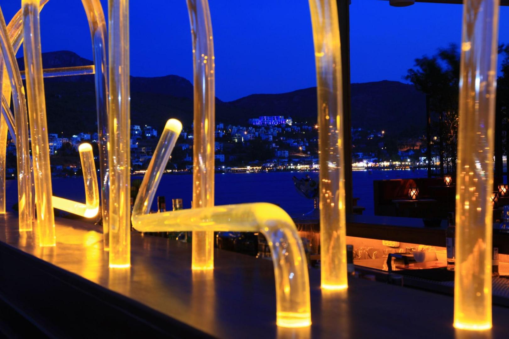 Bar met drankenselectie — No:81 Hotel