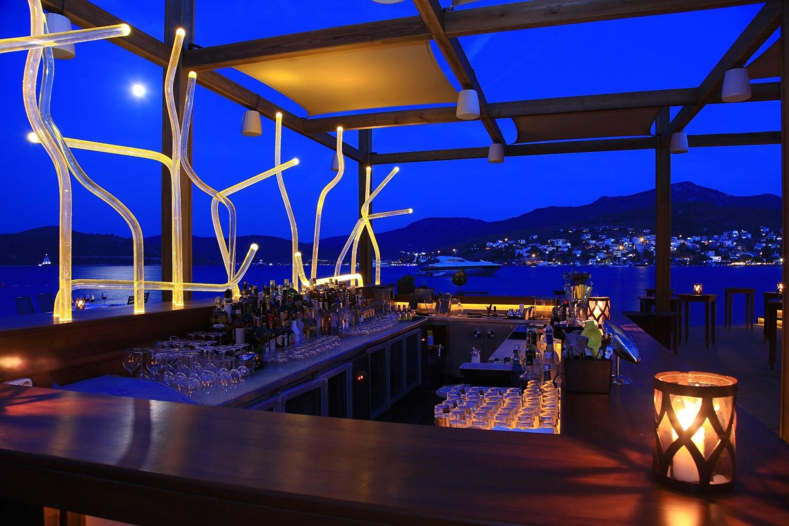 Bar met drankenselectie — No:81 Hotel