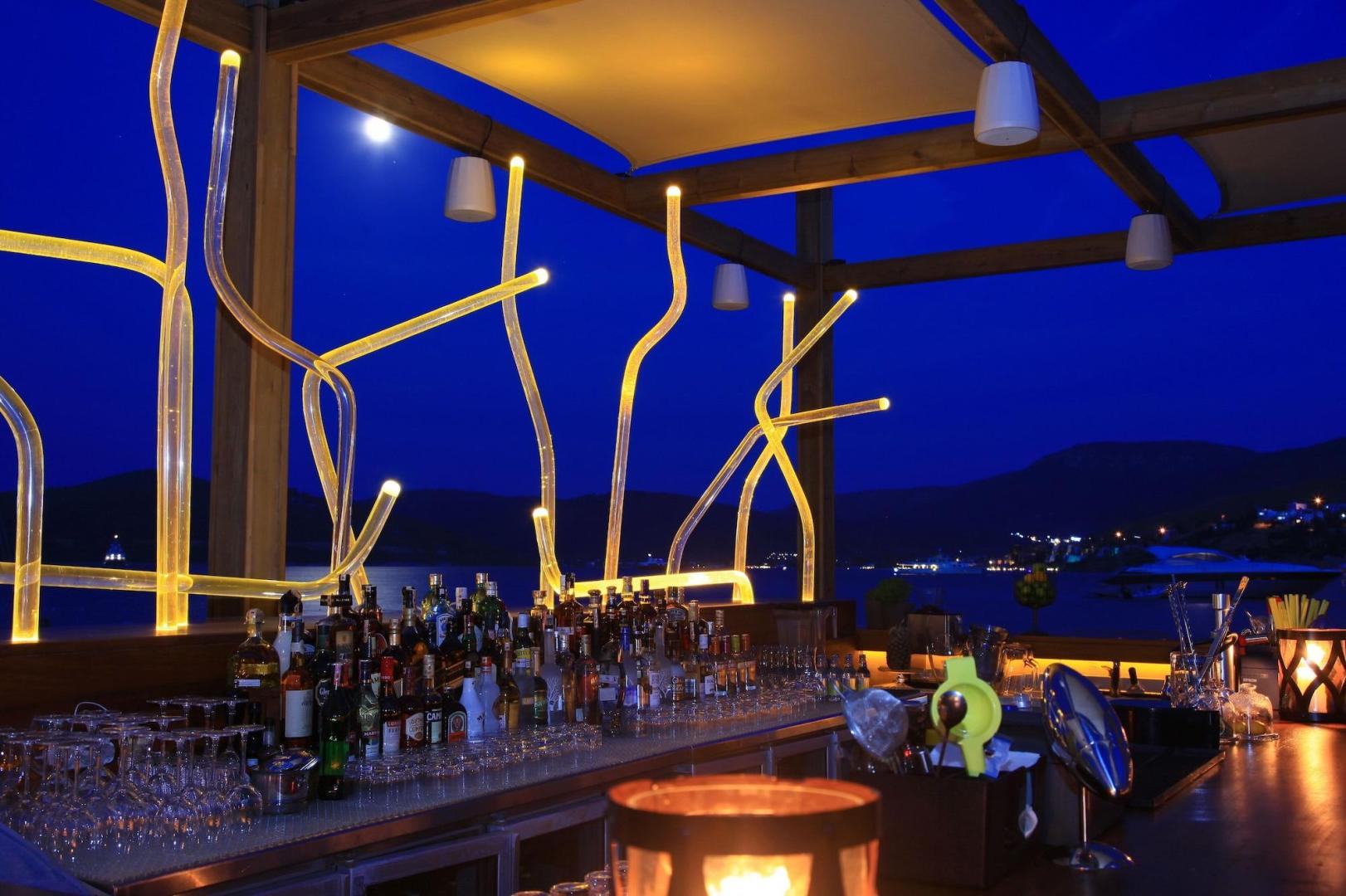 Bar met drankenselectie — No:81 Hotel