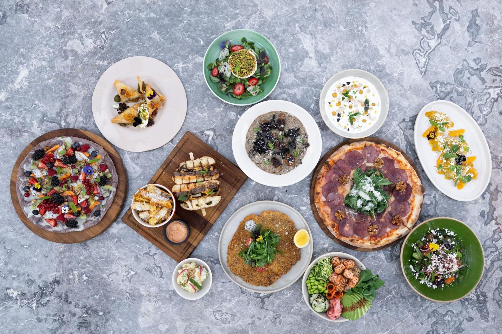Buffet met diverse gerechten — No:81 Hotel