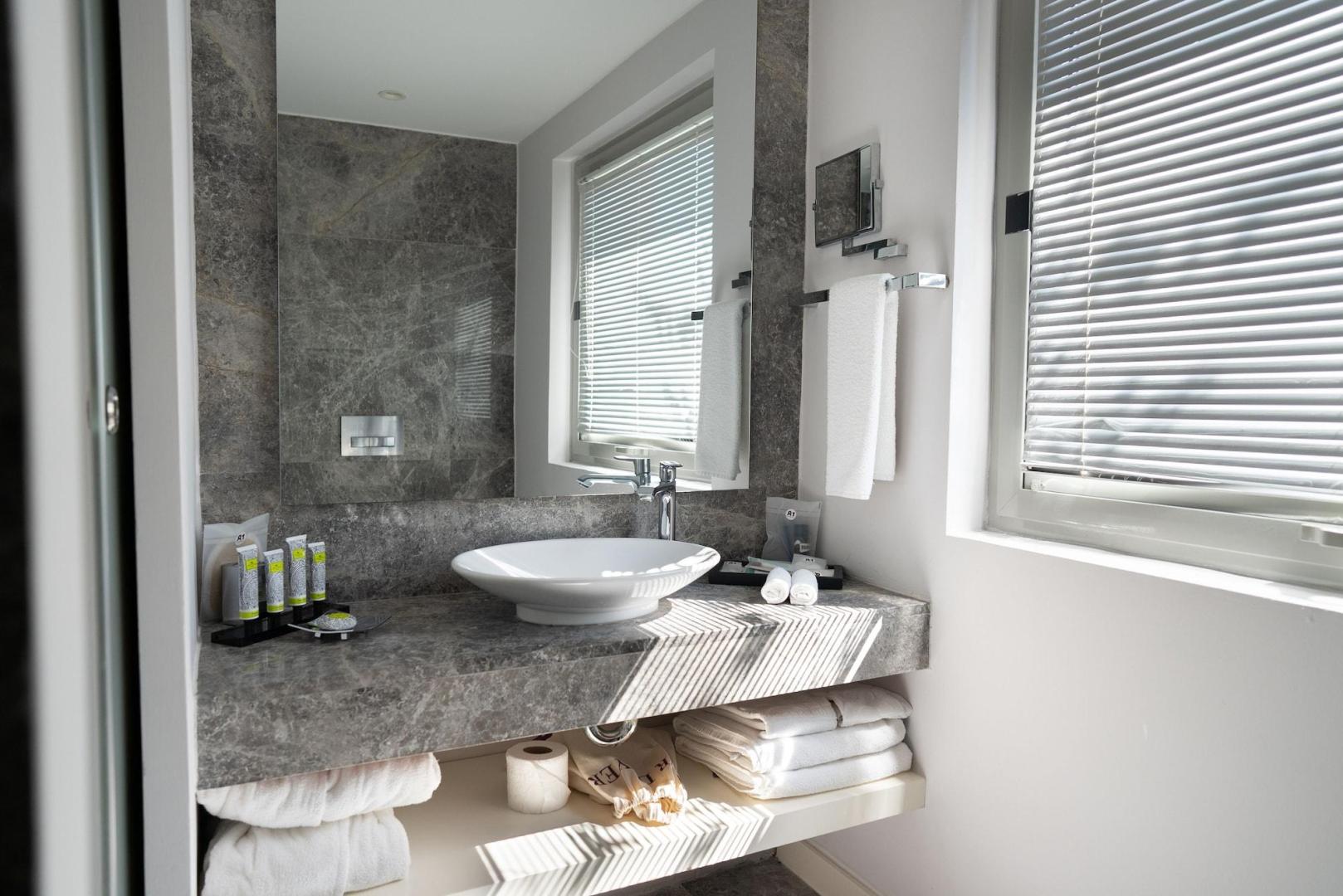 Badkamer met ligbad — No:81 Hotel
