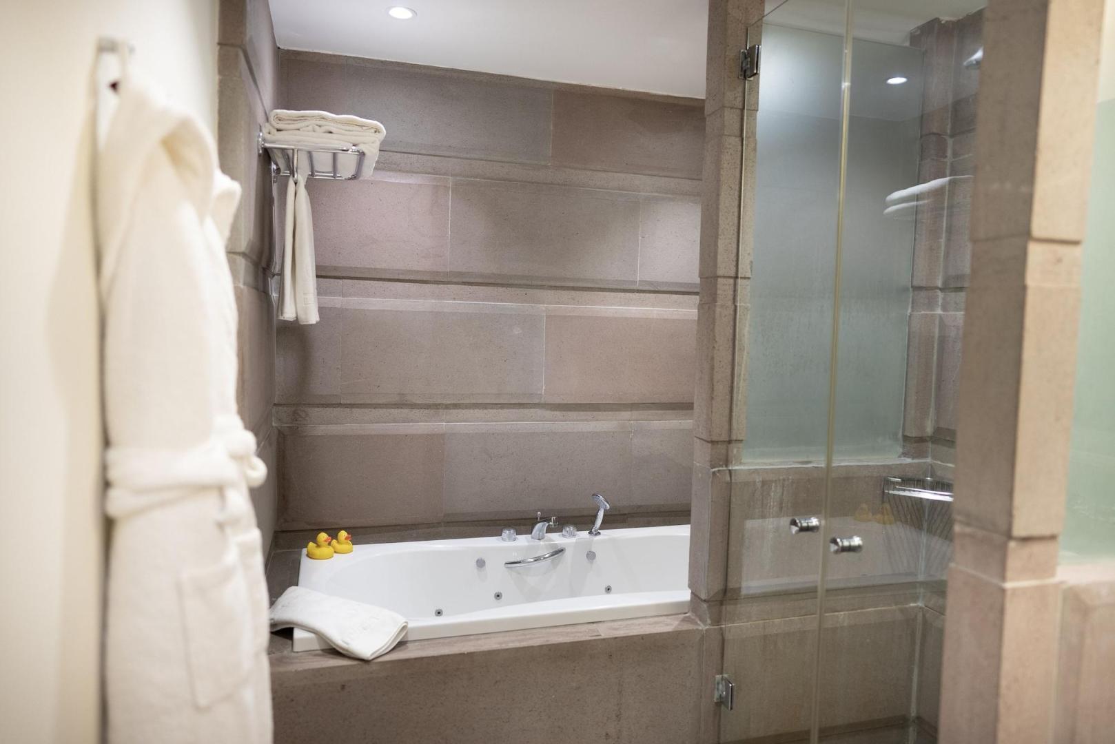 Badkamer met inloopdouche — No:81 Hotel