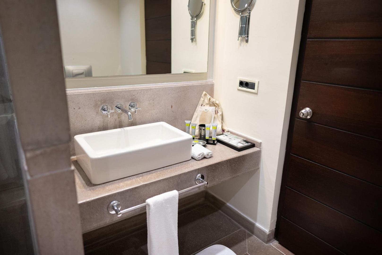Badkamer met ligbad — No:81 Hotel