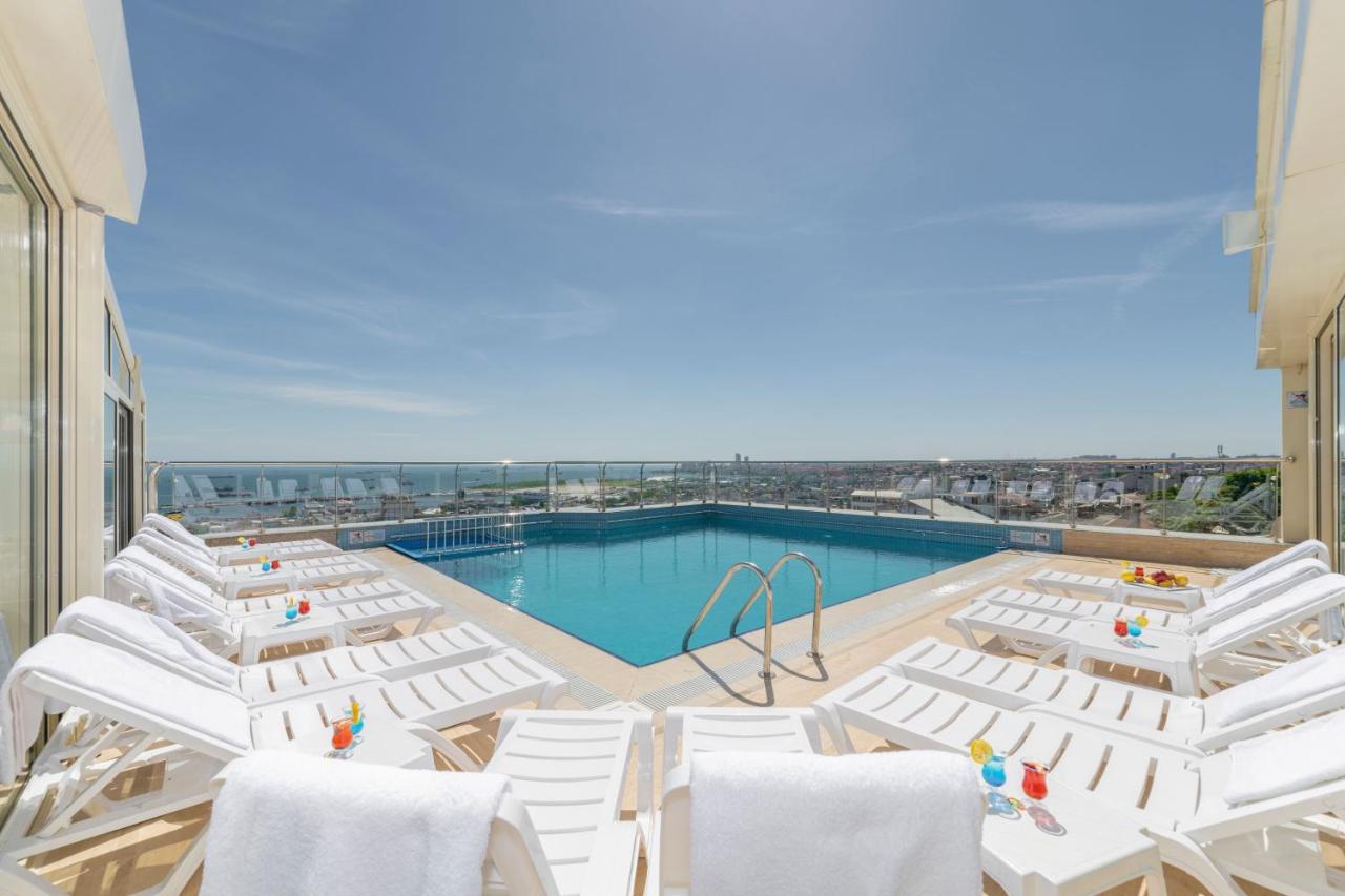 een zwembad met witte stoelen en een zwembad bij Piya Sport Hotel in Istanbul