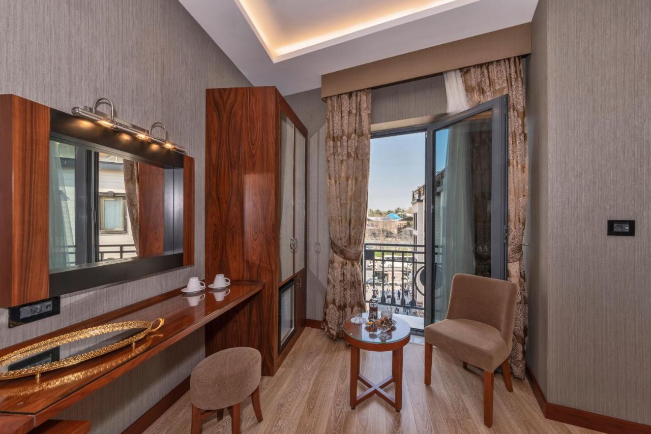 een badkamer met een wastafel en een spiegel en een balkon bij Piya Sport Hotel in Istanbul