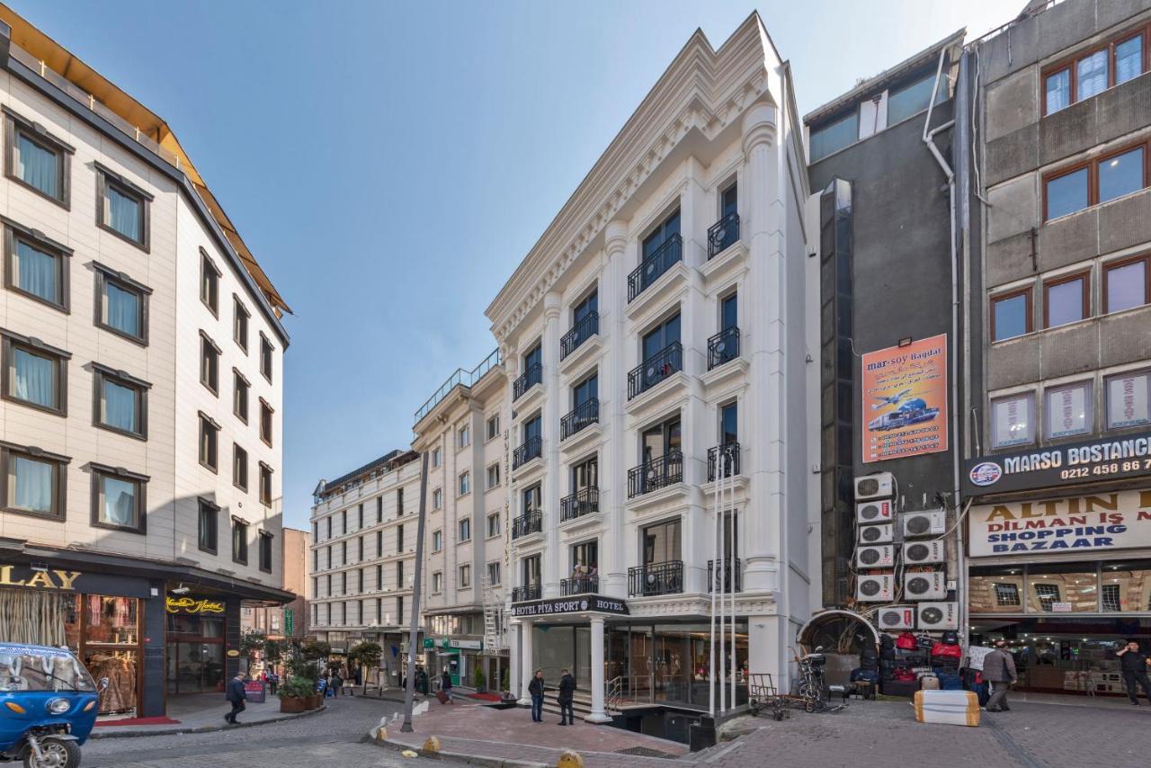 een groep gebouwen aan een stadsstraat bij Piya Sport Hotel in Istanbul