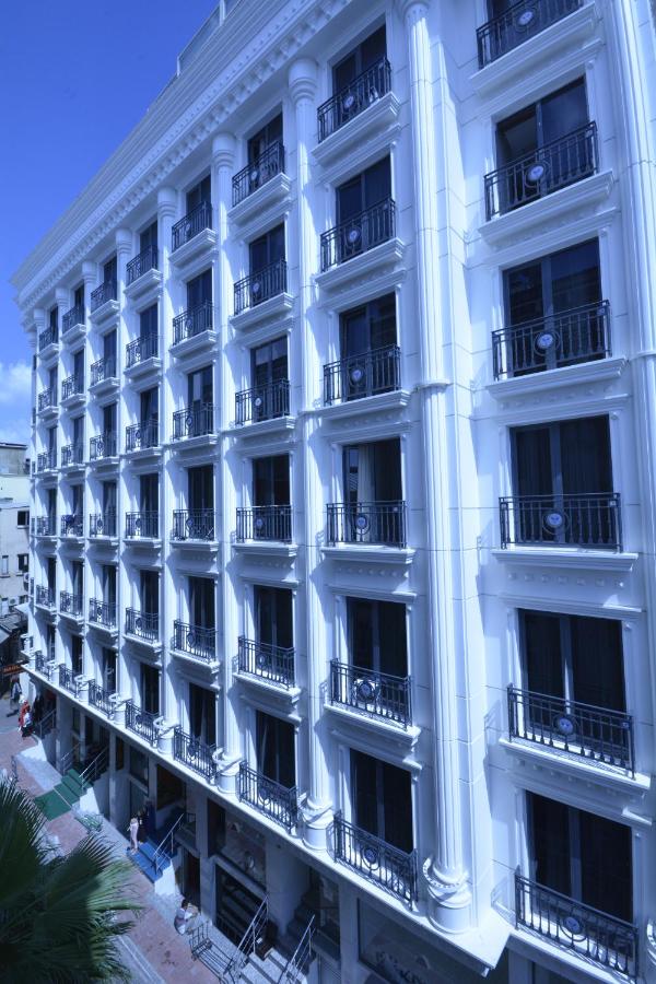 een groot wit gebouw met balkons aan een straat bij Piya Sport Hotel in Istanbul