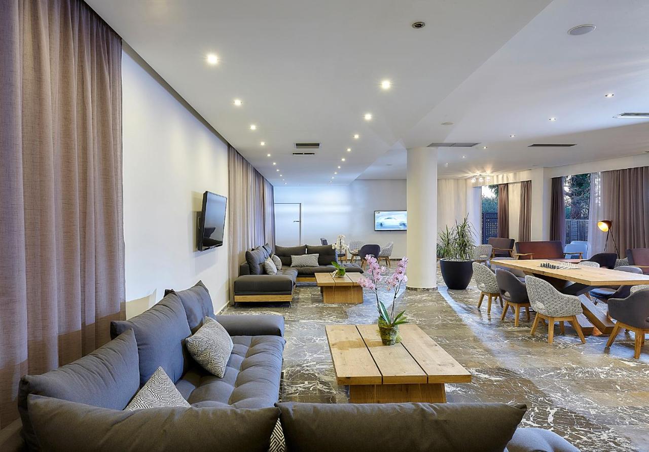 een woonkamer met een bank en een tafel bij Vasia Royal Hotel in Gouves