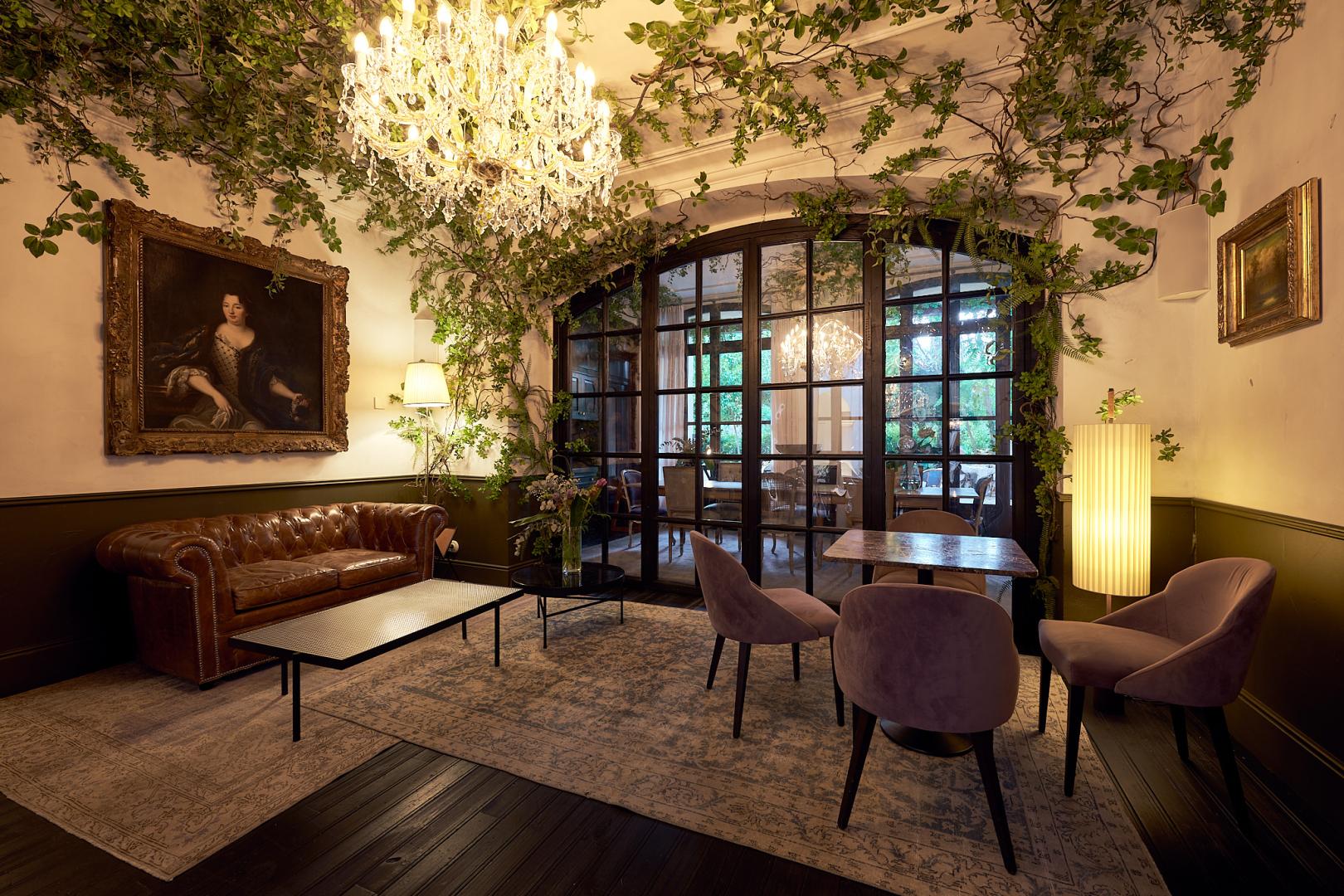 Restaurant met gedekte tafels — Can Bordoy Gran House & Garden