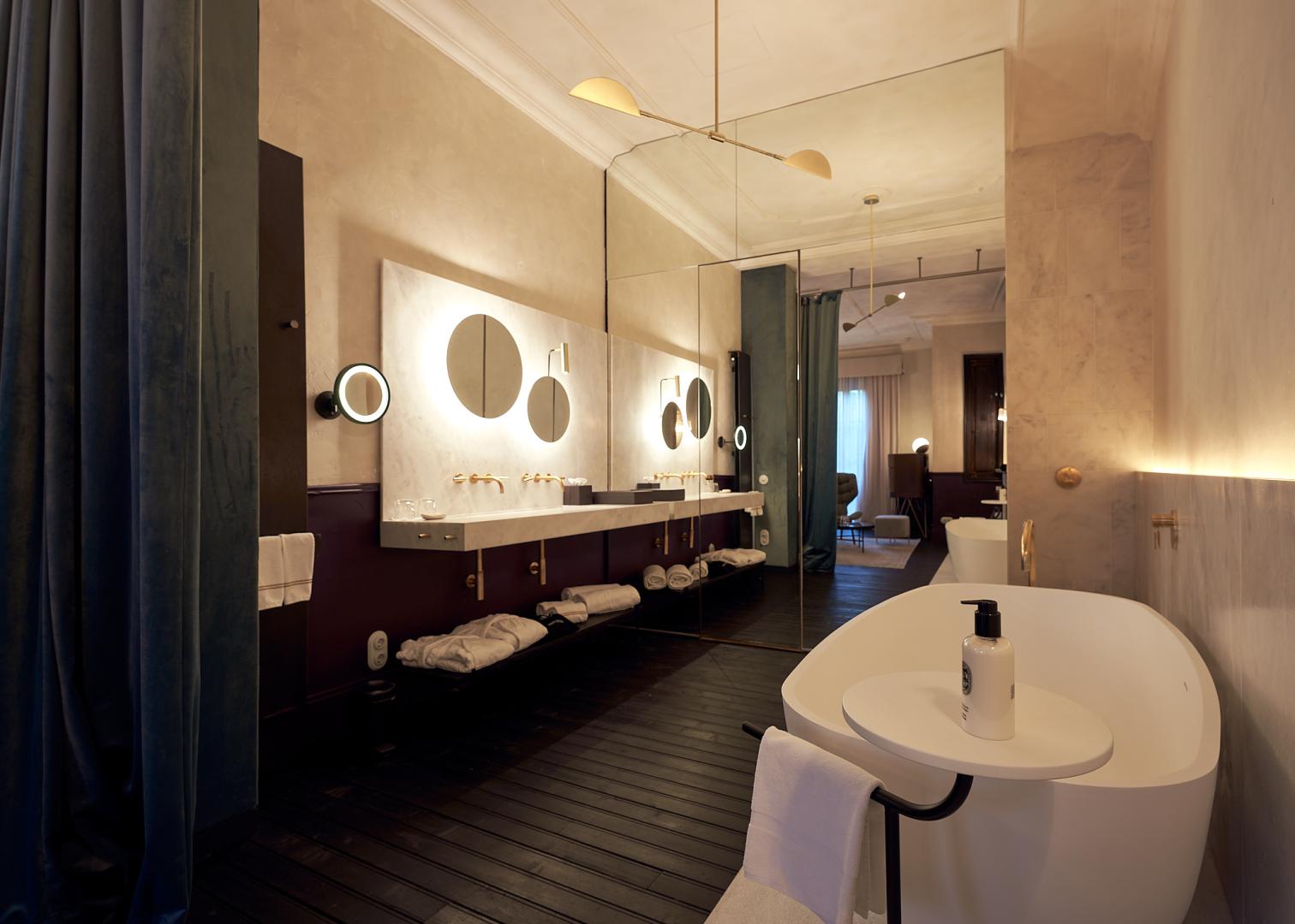 Badkamer met ligbad — Can Bordoy Gran House & Garden