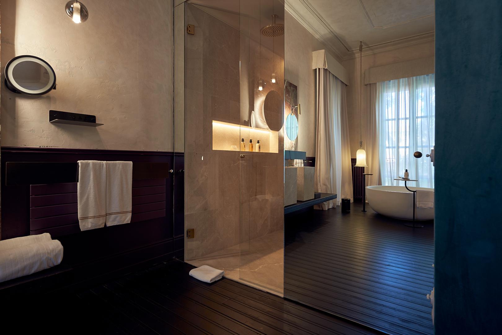 Badkamer met ligbad — Can Bordoy Gran House & Garden