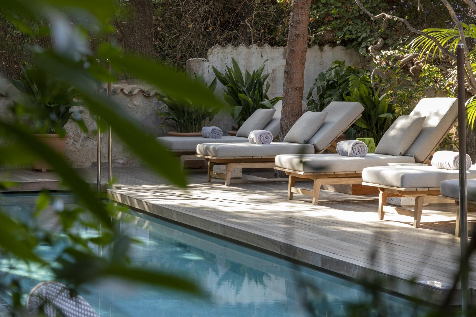 Buitenzwembad met ligbedden — Can Bordoy Gran House & Garden